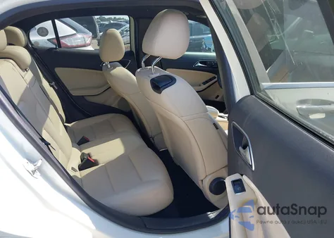 2016 Mercedes-Benz Gla 250 z USA, uszkodzony, nr VIN WDCTG4EB2GJ269075